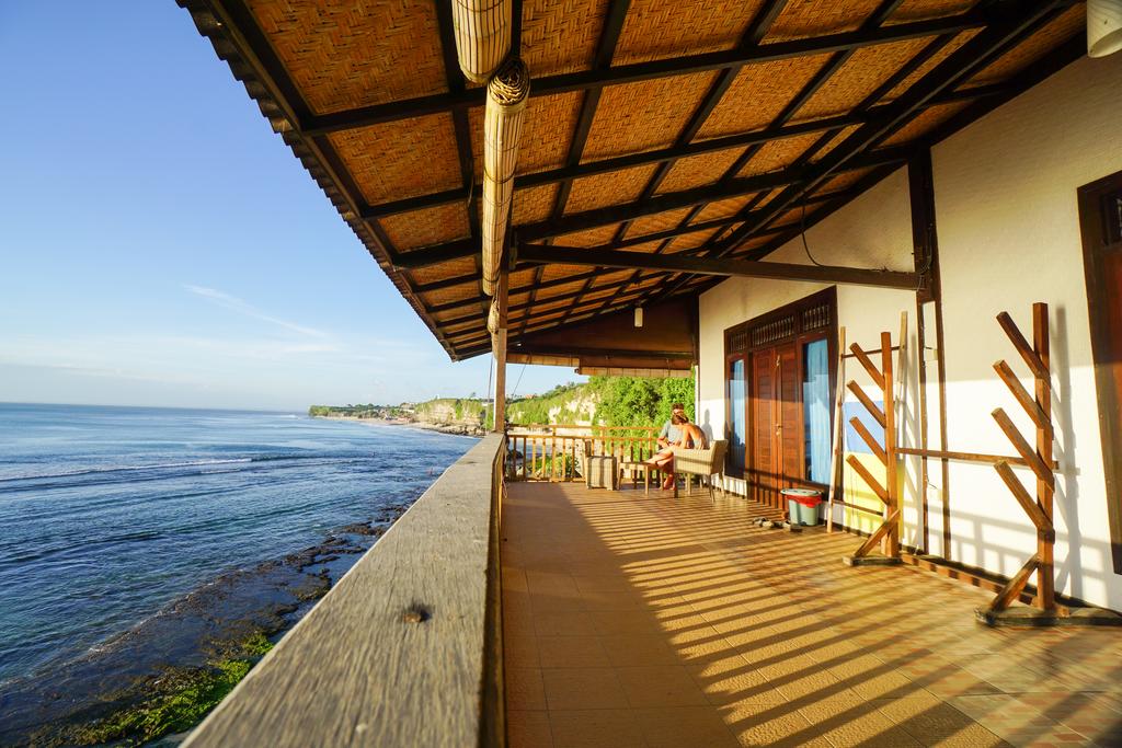 cheap-accommodation-for surfers-bingin-beach